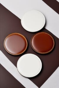 Porta-copos de couro: vale a pena para o ambiente de trabalho?